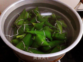 青花椒豌豆腊肉粽子的做法步骤：16