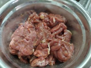 青椒炒牛肉的做法步骤：1