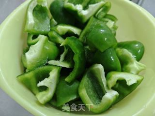 青椒炒牛肉的做法步骤：2