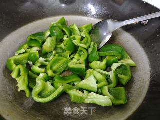 青椒炒牛肉的做法步骤：4