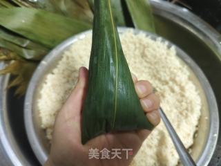 灰碱豆沙粽的做法步骤：10