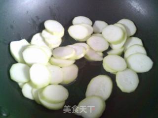 鱼板炒夜开花的做法步骤：5