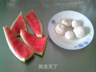 蘑菇炒西瓜皮的做法步骤：1