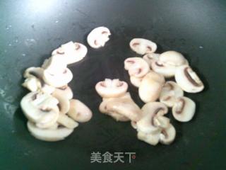 蘑菇炒西瓜皮的做法步骤：5