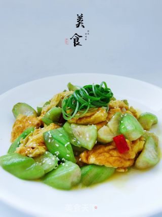 丝瓜炒鸡蛋的做法步骤：1