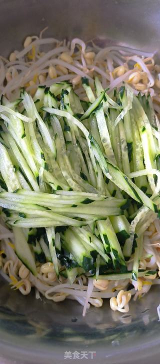 黄瓜拌绿豆芽的做法步骤：4