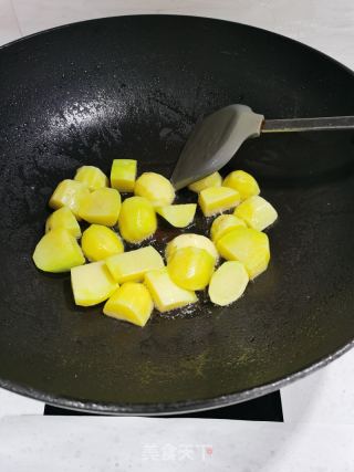 腊排骨焖土豆的做法步骤：1