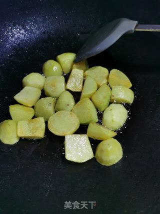 腊排骨焖土豆的做法步骤：2