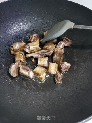 腊排骨焖土豆的做法步骤：4