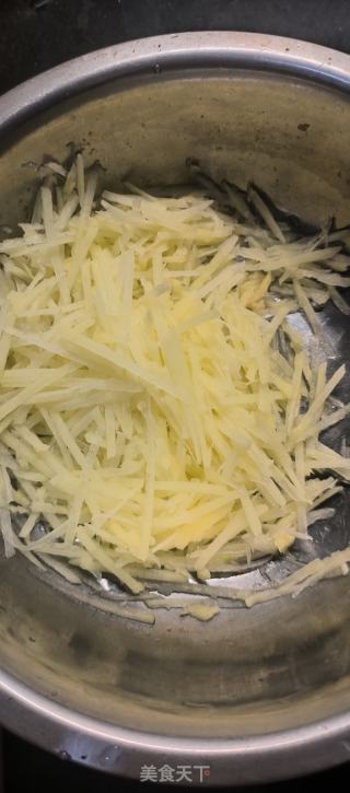 土豆鸡蛋饼的做法步骤：1