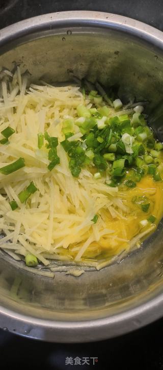 土豆鸡蛋饼的做法步骤：2