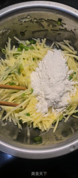 土豆鸡蛋饼的做法步骤：3