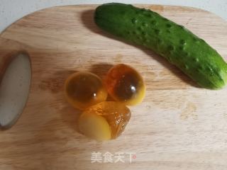 黄瓜拌变蛋的做法步骤：1