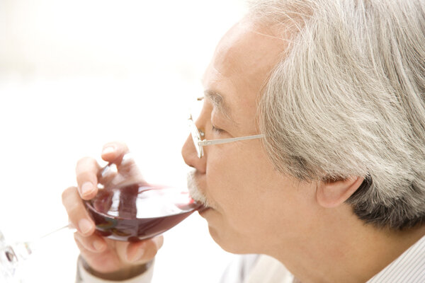 每天晚上喝点药酒对身体好吗