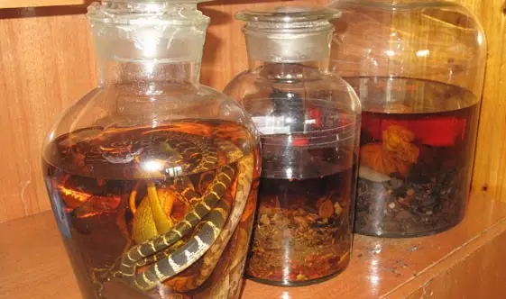 药酒变“毒酒”，女子喝中毒了！提醒：这3类中药别再用来泡酒