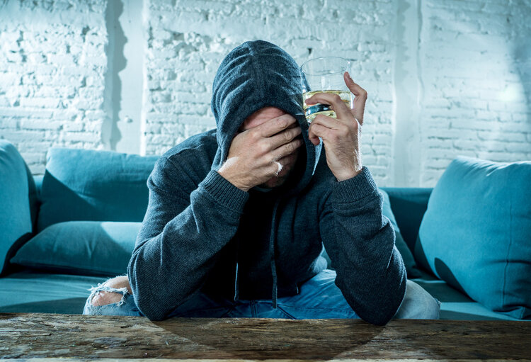 喝酒脸上出现这两种颜色，说明肝脏受损了