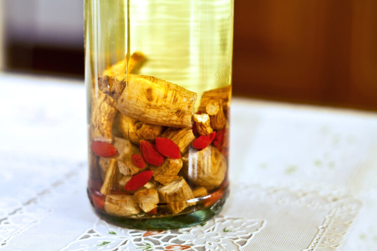 大爷用红豆杉树根泡酒喝,把自己送进了ICU,怎么喝药酒安全?