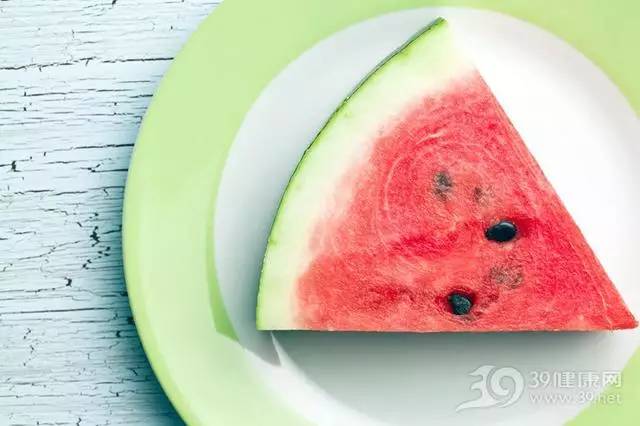 西瓜盖保鲜膜细菌会激增？西瓜到底该咋保存？