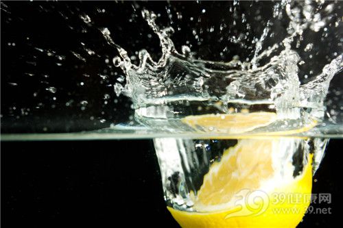 柠檬水要怎样泡？柠檬水有哪些功效？