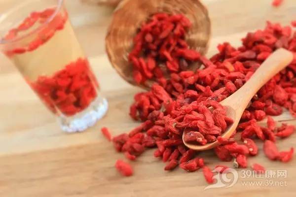 枸杞别泡水熬汤啦 这样吃营养才最大