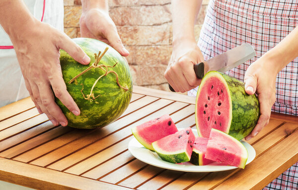 夏天的冻西瓜太绝了？小心一口吃下8400个细菌！如何让西瓜安全过夜？