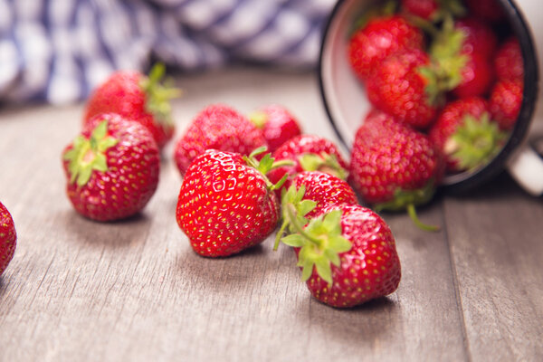 畸形草莓,是打过激素的吗?