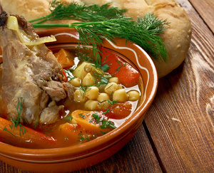 花生米拌黄瓜丁会引起腹泻