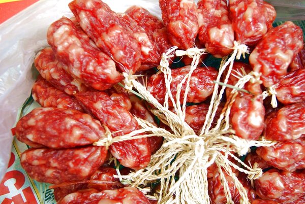猪肉降价商贩1天灌2000多斤香肠！这么热的天香肠不会坏吗？