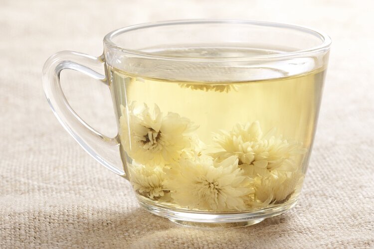 中医：拿一把菊花泡茶，2个好处会找上你，实在